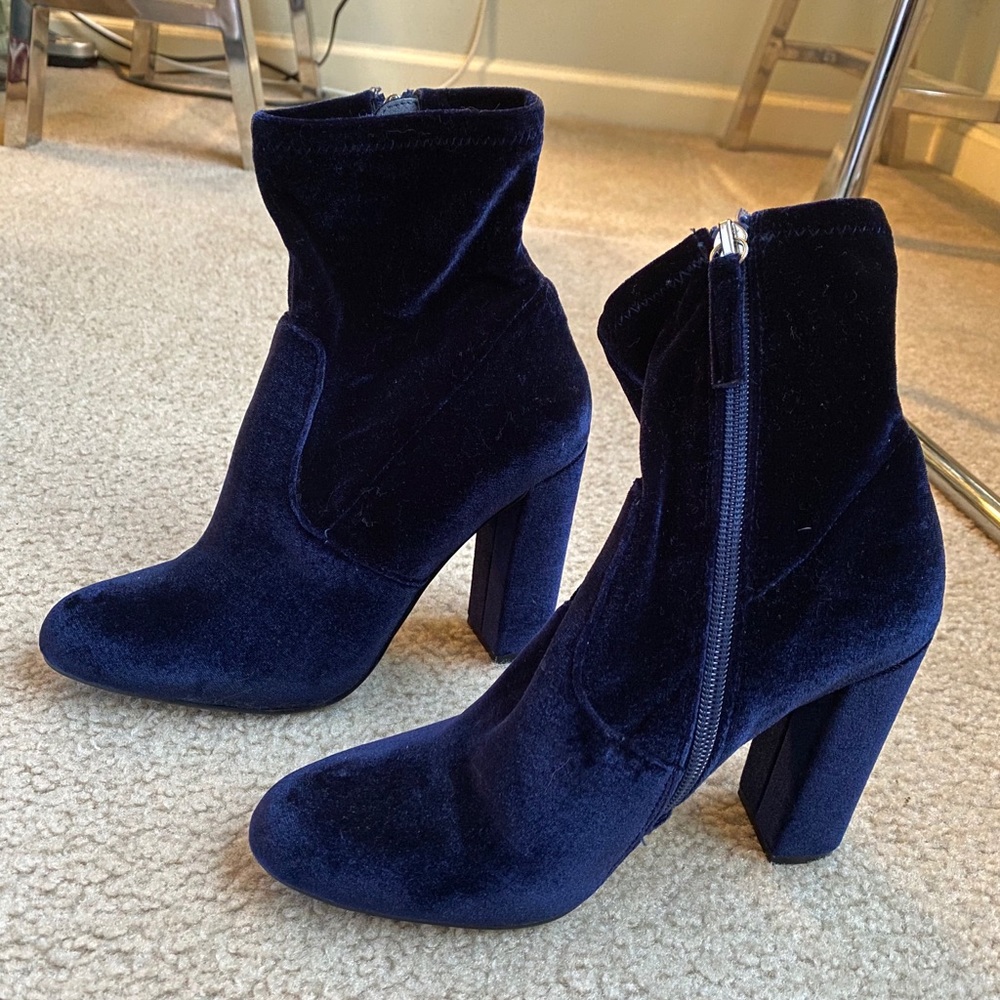 Steve Madden velvet blue booties with zipper